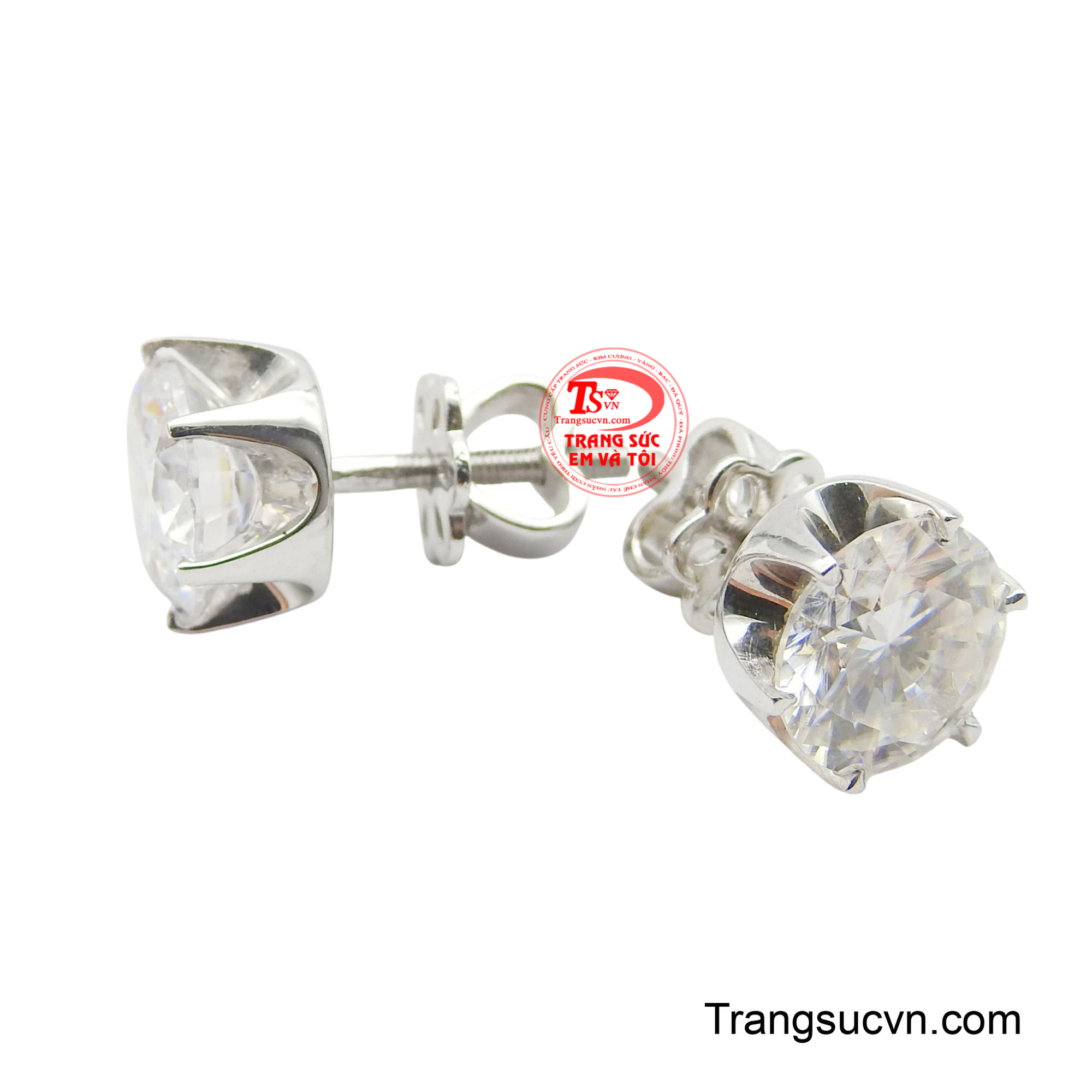 Kích thước đá vừa phải mang lại vẻ đẹp sang trọng nhưng vẫn tinh tế cho người đeo, phù hợp với mọi dịp từ trang trọng đến hàng ngày.