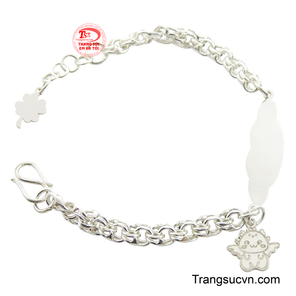 Lắc được chế tác từ bạc ta an toàn, với các mắt xích tròn đan xen, tạo cảm giác chắc chắn nhưng vẫn thoải mái khi đeo.