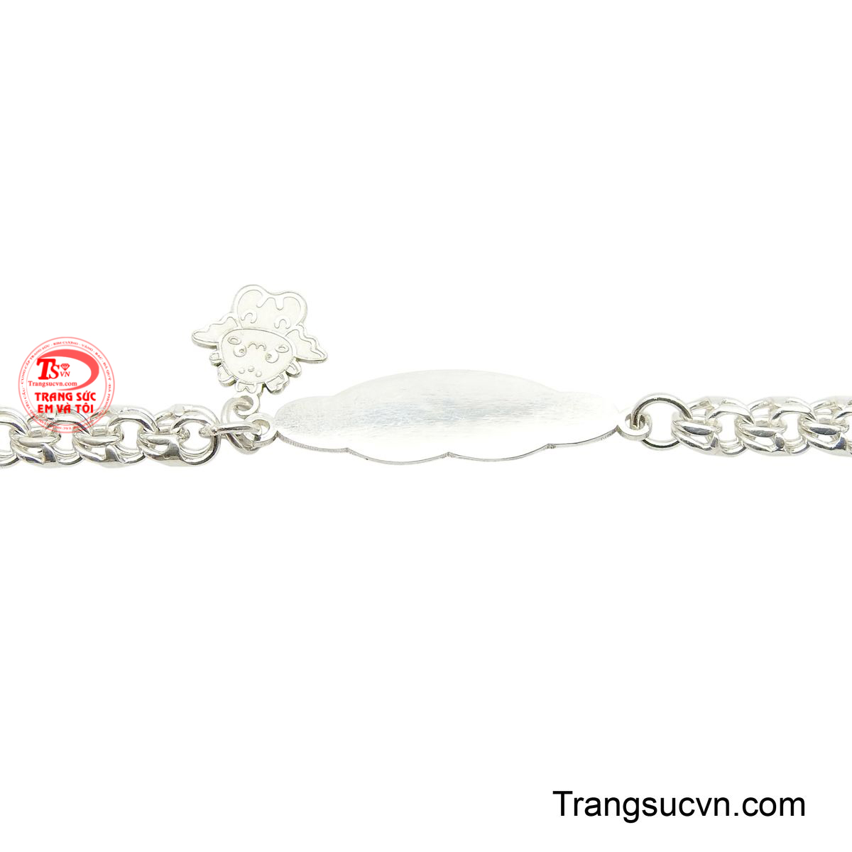 Trung tâm là một hình đám mây, với bề mặt trơn nhẵn sẵn sàng để khắc chữ hoặc thông tin quan trọng của bé.