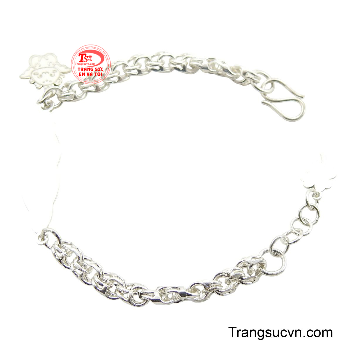 Kèm theo là một mặt charm hình cún con đáng yêu mang đến sự vui tươi và may mắn cho bé.