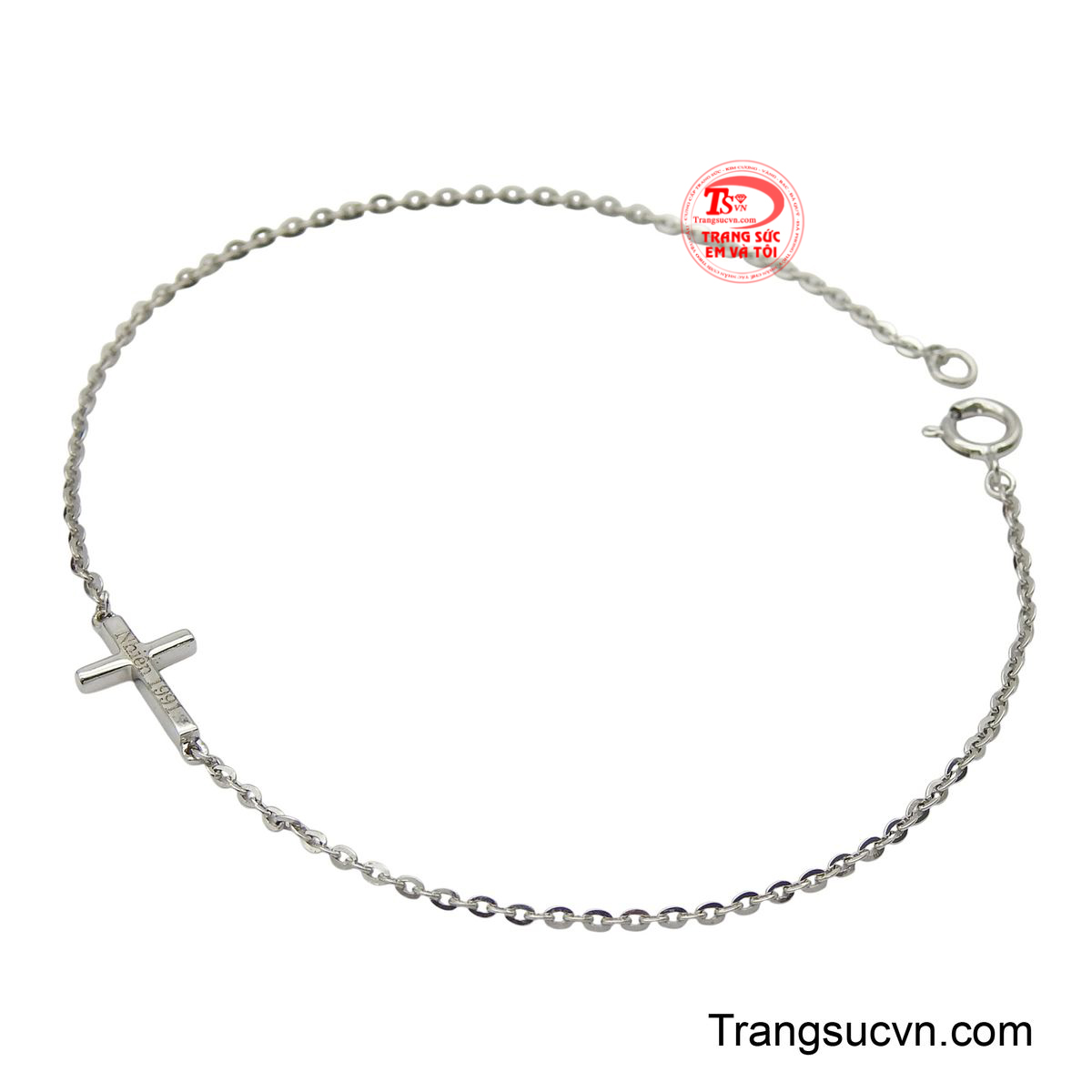 Điểm nhấn chính là mặt thánh giá nằm ngang, được thiết kế tối giản và hiện đại biểu tượng của niềm tin vào sự hy sinh của Chúa Giêsu Kitô mang lại sự cứu rỗi và sự sống đời đời cho nhân loại.