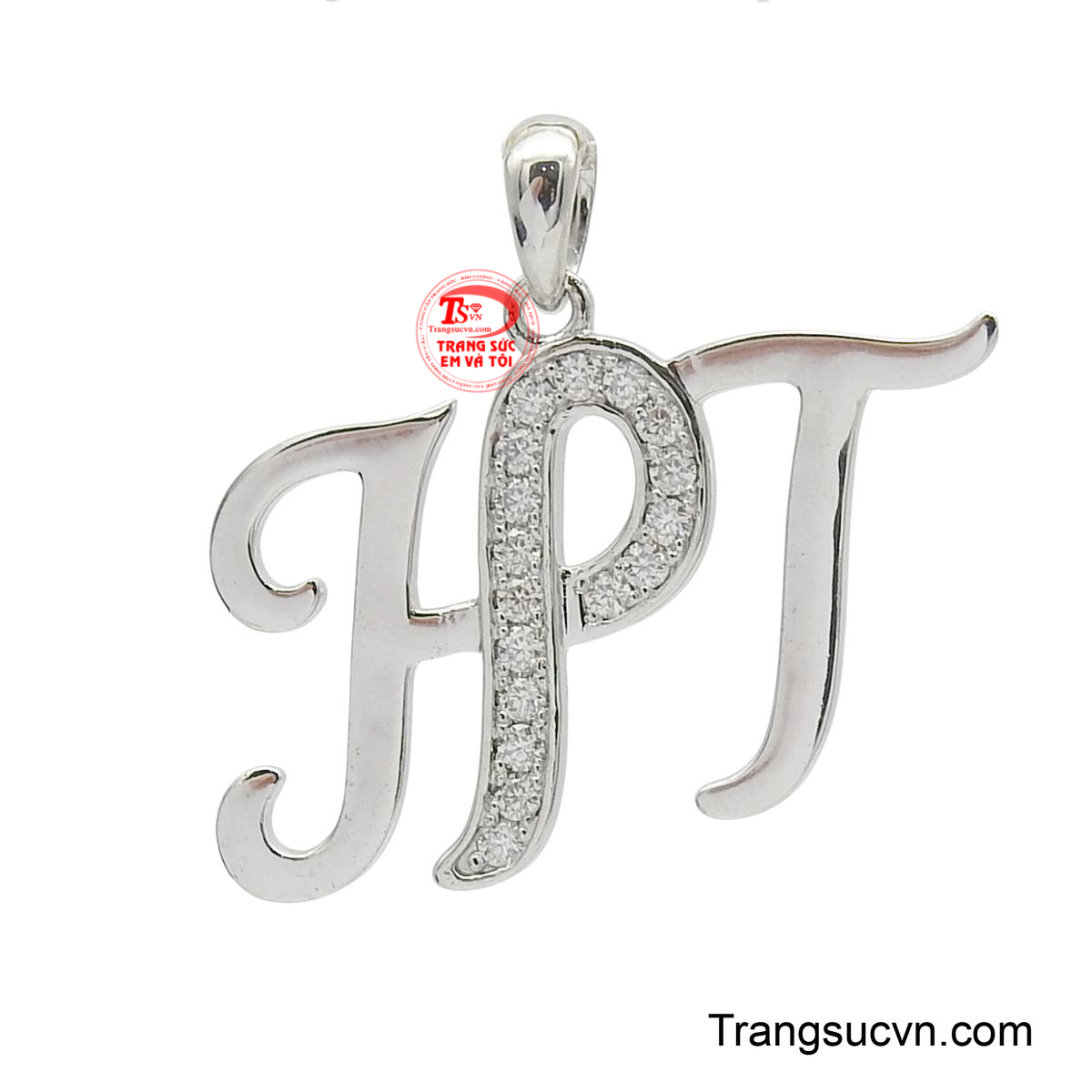 Mặt dây chữ cá tính nổi bật với ba chữ cái H P T được thiết kế theo phông chữ viết tay duyên dáng và mềm mại.