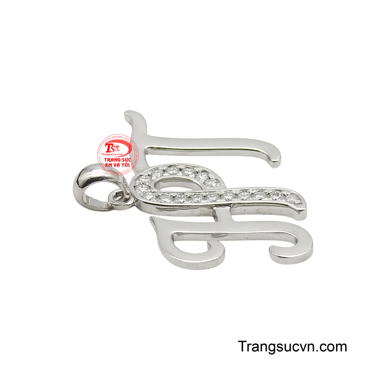 Đeo mặt dây này thể hiện phong cách trẻ trung, sáng tạo và sự tự tin của người phụ nữ hiện đại.