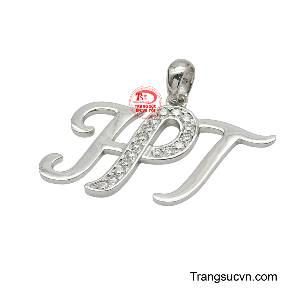 Đặc biệt, chữ P được nạm đá Moissanite trắng lấp lánh toàn bộ, tạo nên sự nổi bật và thu hút ánh nhìn.