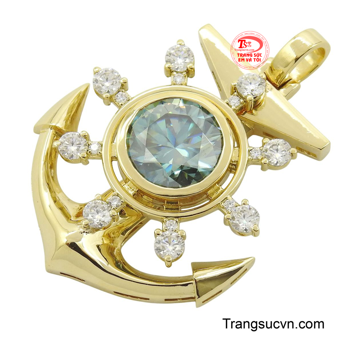 Tâm điểm là viên đá quý Topaz với sắc xanh lục bảo sâu thẳm và mê hoặc như lòng biển.