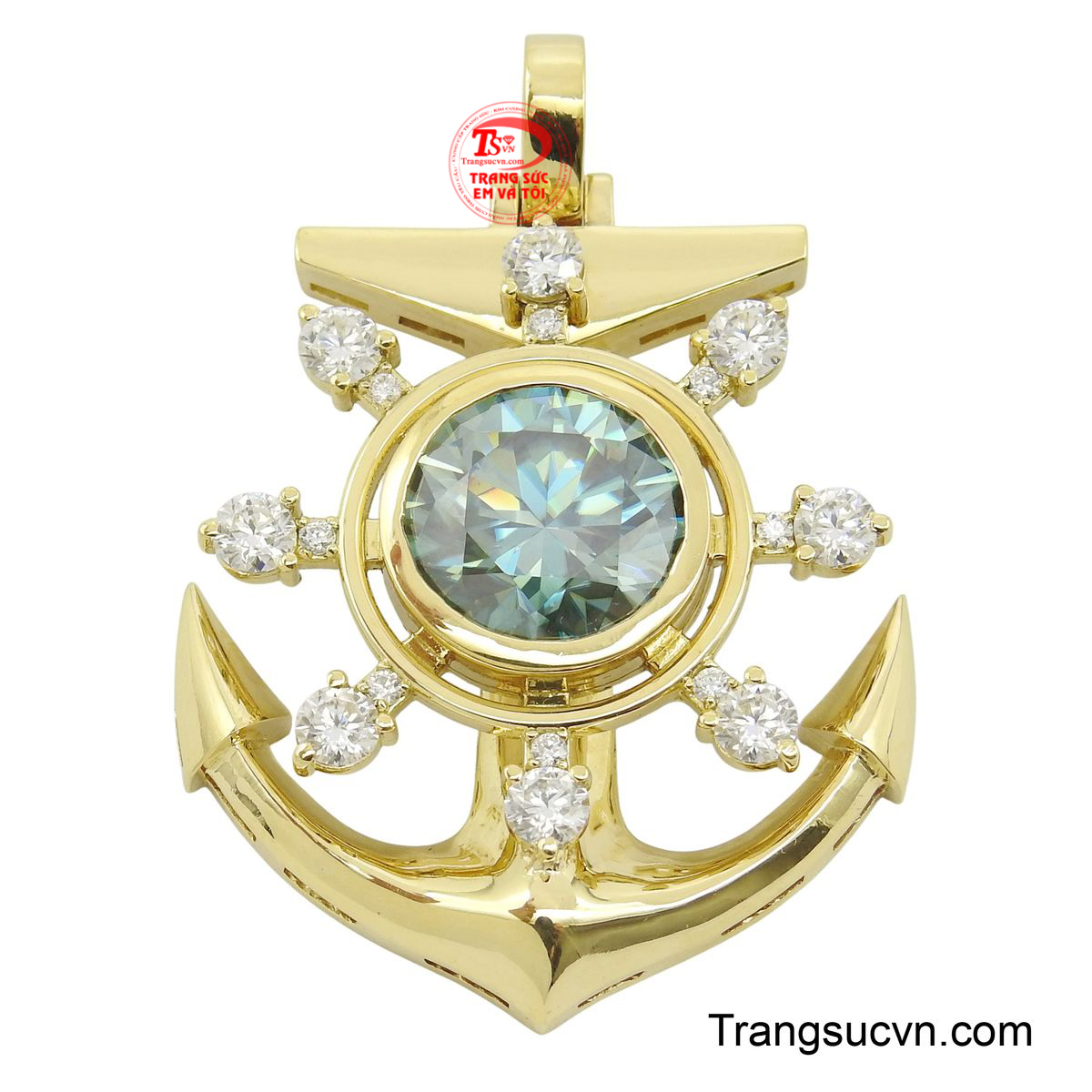 Được chế tác từ vàng 18k lấp lánh, mặt dây có hình dáng mỏ neo mạnh mẽ và chi tiết.