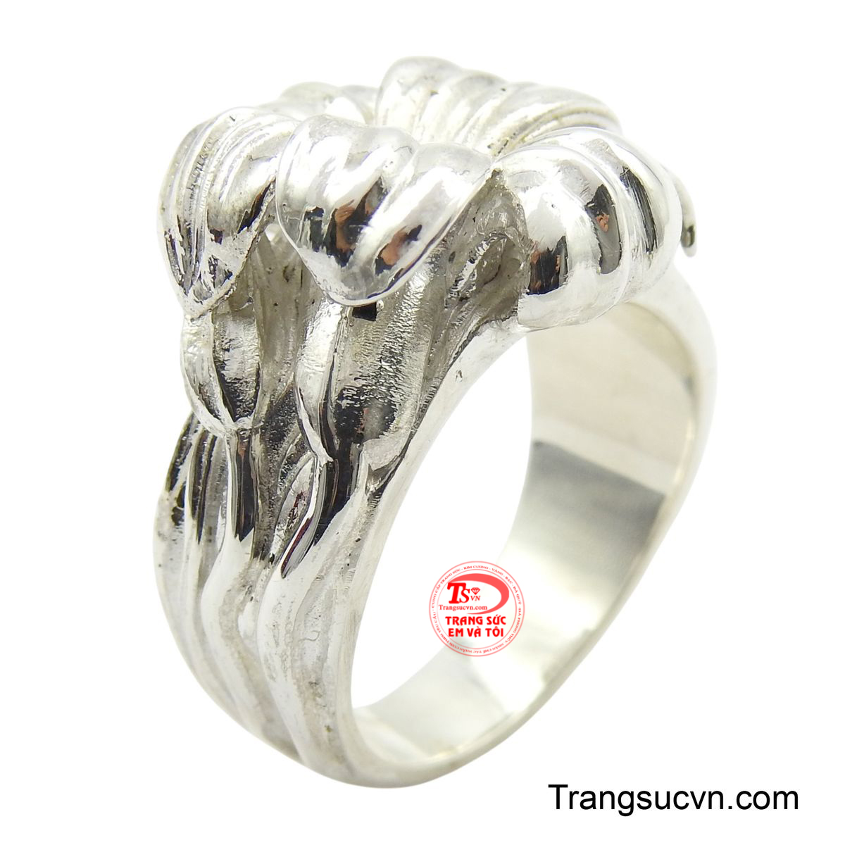 Nhẫn bạc nam phong độ thể hiện phong thái nam tính mạnh mẽ.