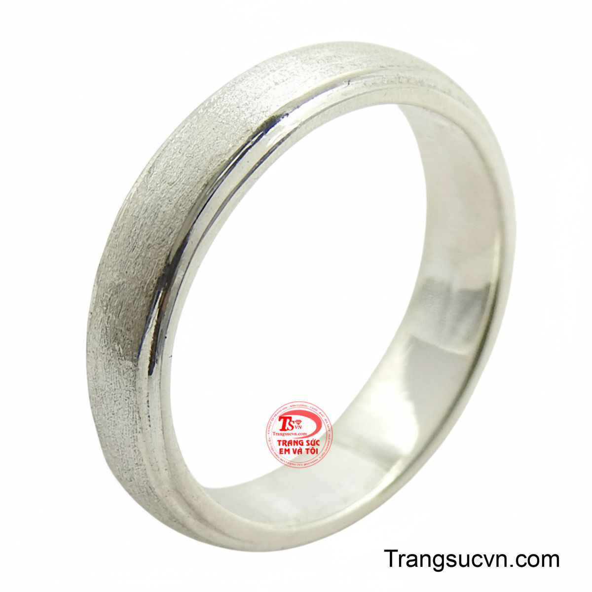 Nhẫn bạc trơn với thiết kế bản nhẫn tròn đều, tạo cảm giác chắc chắn và thoải mái khi đeo.