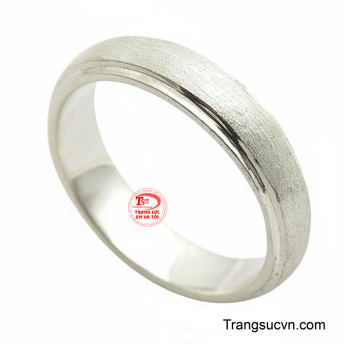 Điểm đặc biệt nằm ở bề mặt: trung tâm được xử lý bằng kỹ thuật phay xước tạo nên một dải nhám mịn độc đáo, đối lập với hai cạnh bên được đánh bóng sáng loáng.