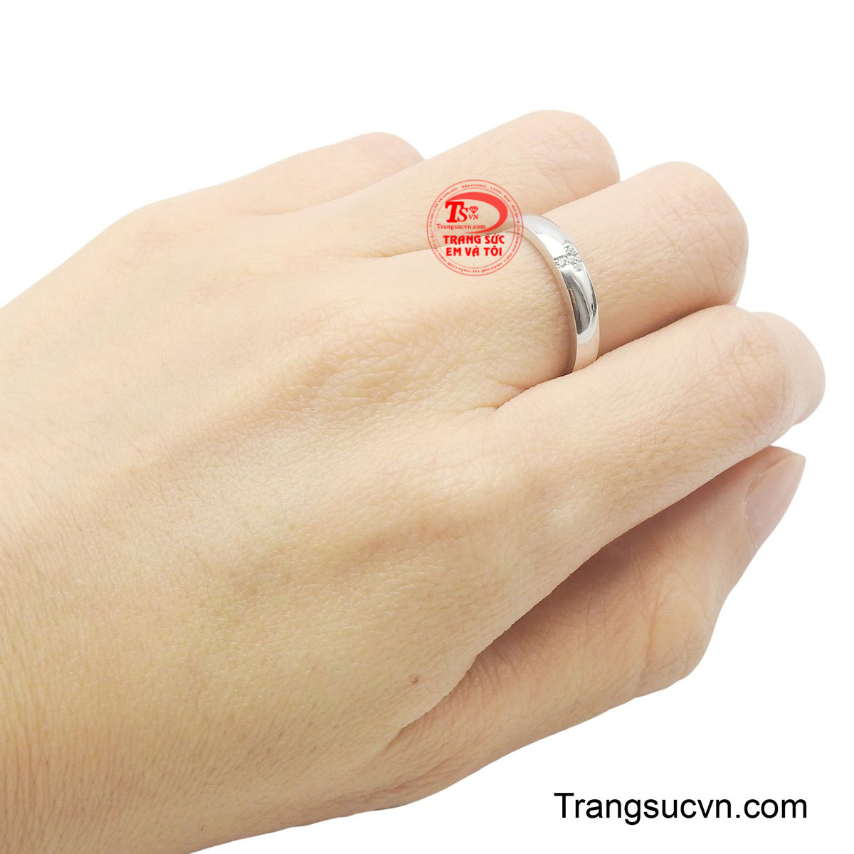 Sự kết hợp giữa vẻ ngoài nhã nhặn và biểu tượng đức tin này khiến chiếc nhẫn trở thành vật phẩm bảo hộ ý nghĩa.