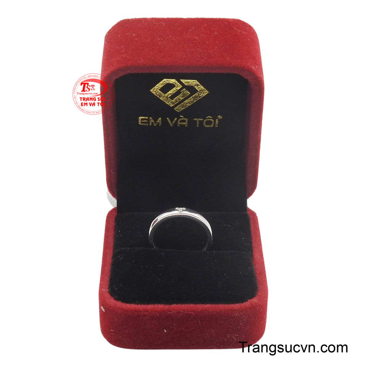 Không những thế mà chiếc nhẫn còn là phụ kiện thời trang duyên dáng, thể hiện niềm tin bền vững và phong cách tinh tế của người phụ nữ.