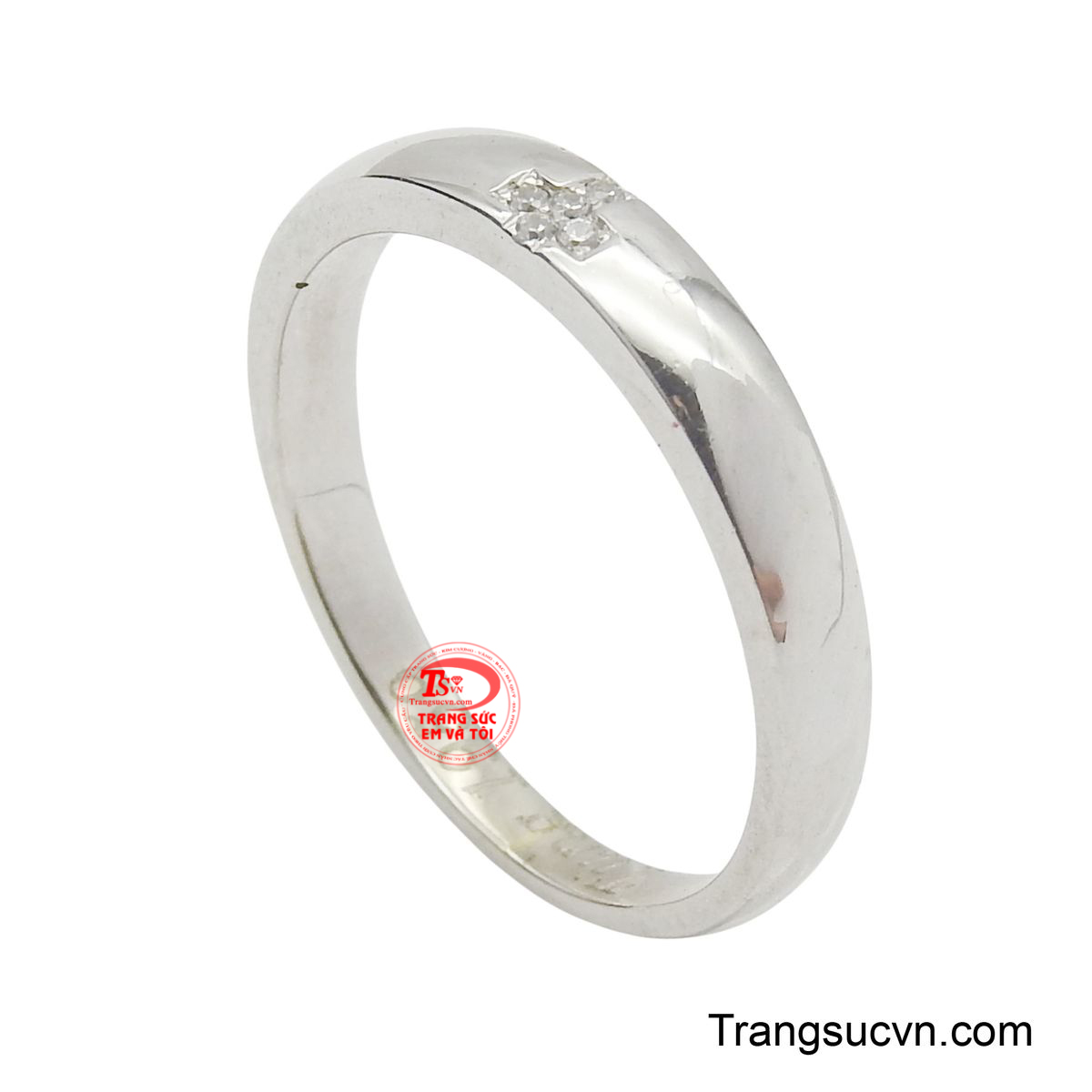 Nhẫn được chế tác vàng trắng, với đai trơn, được đánh bóng sáng loáng trên toàn bộ bề mặt.
