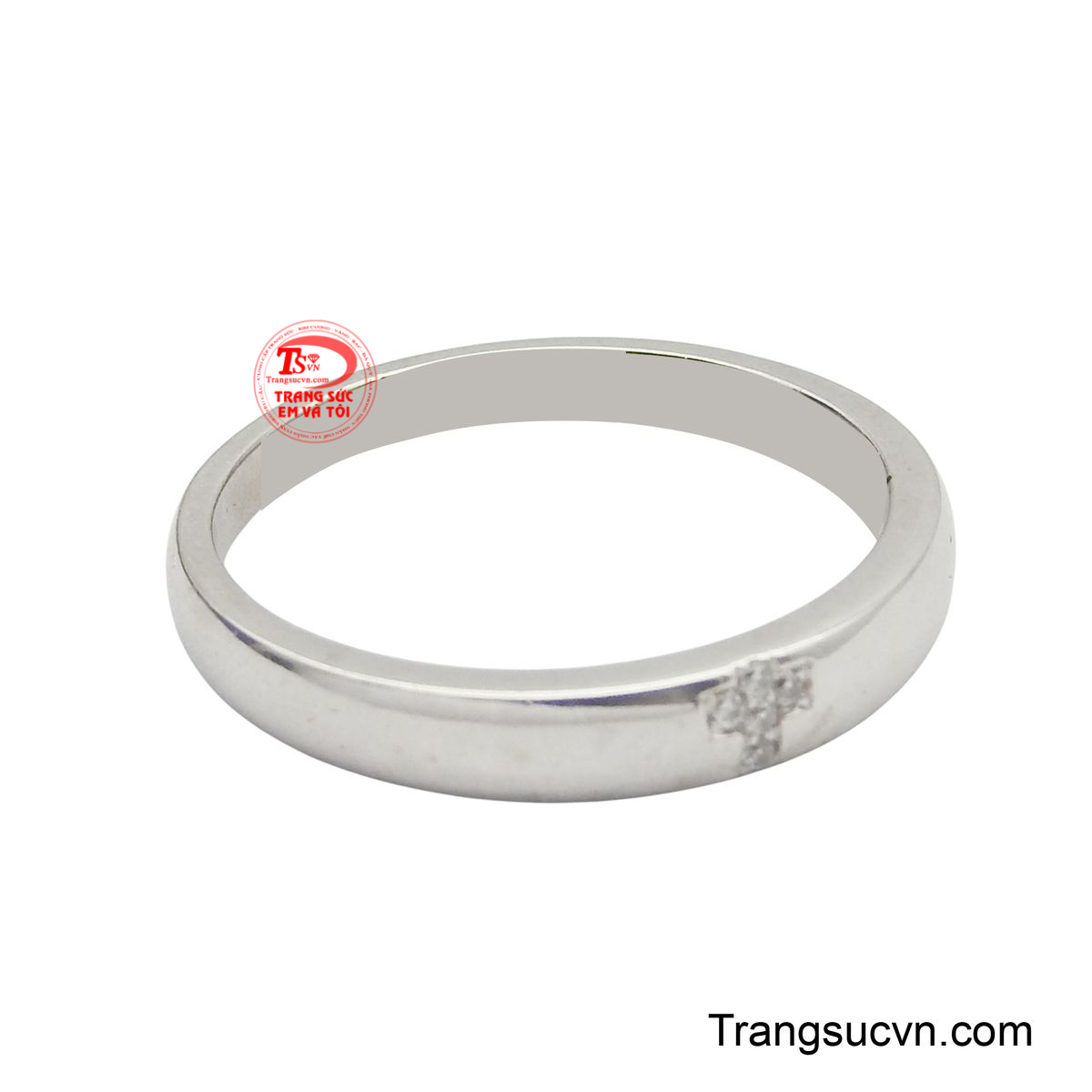 Điểm nhấn duy nhất là chi tiết thánh giá được tạo hình tinh xảo từ những hạt đá nhỏ lấp lánh, đính chìm ở mặt trên.