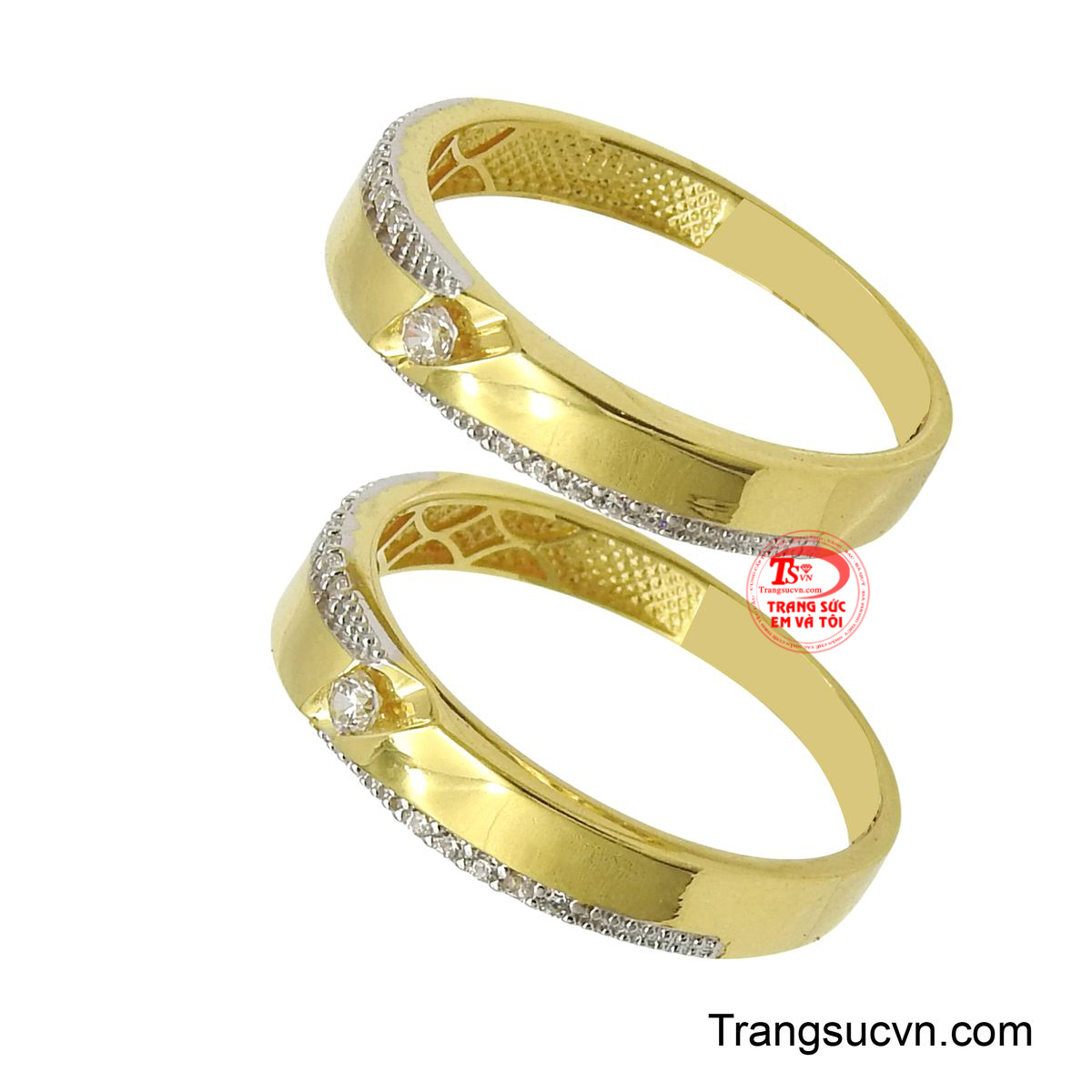 Nhẫn được chế tác từ vàng 10k lấp lánh, nổi bật với đường cắt vát chéo tinh tế, được nạm đá trắng chạy dọc viền, tượng trưng cho ánh sáng rực rỡ của tình yêu.
