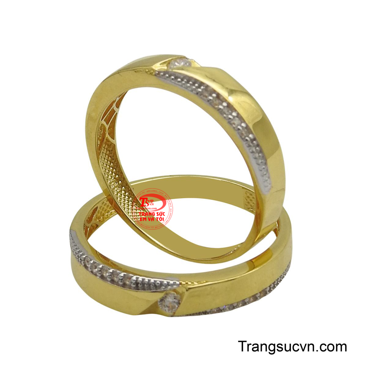 Cặp nhẫn này không chỉ là lời hứa thủy chung mà còn là tuyên ngôn phong cách sang trọng và thời thượng của cặp đôi.