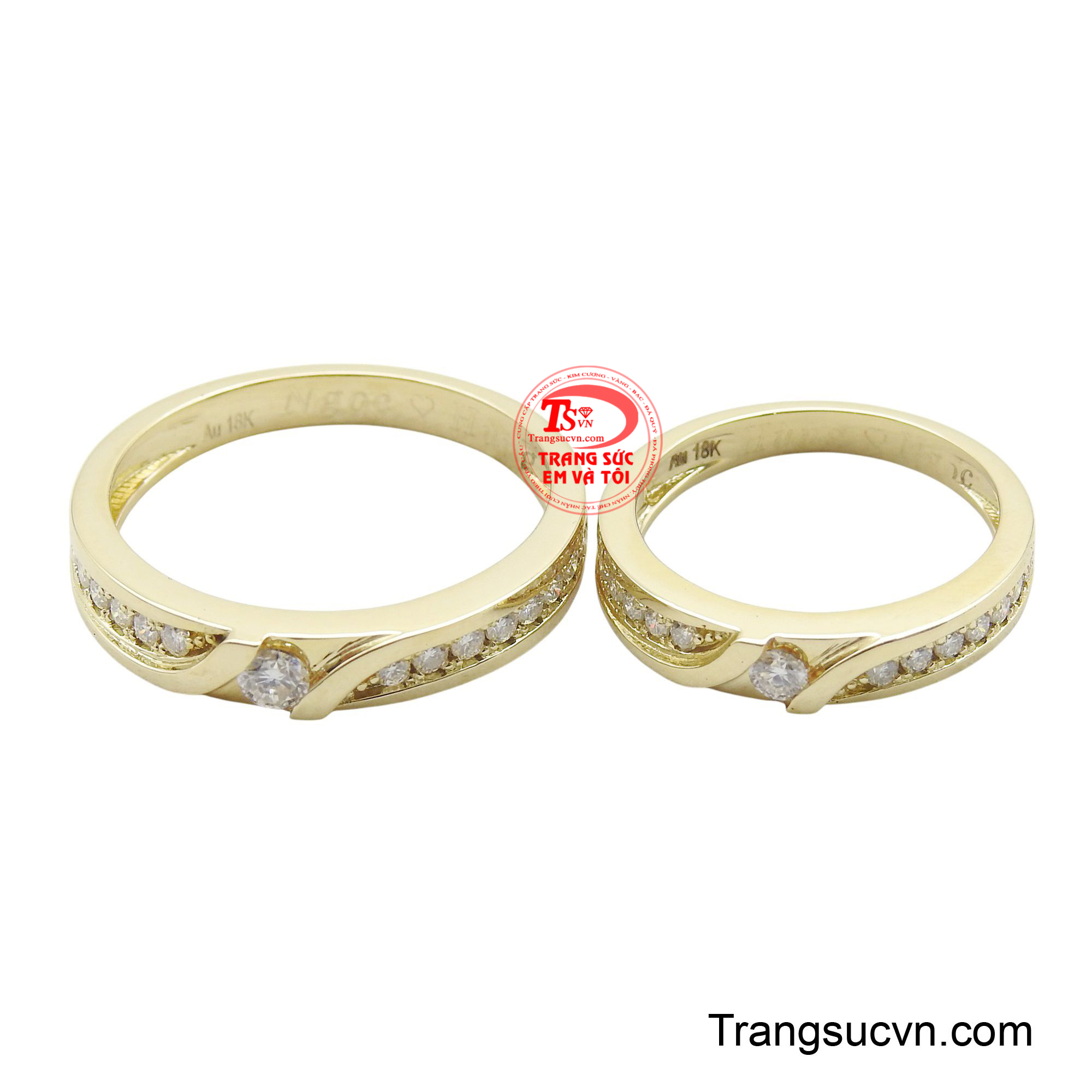 Thiết kế nổi bật với dải Moissanite được nạm nửa vòng nhẫn, thể hiện sự rực rỡ và đầy đủ của cuộc sống hôn nhân.
