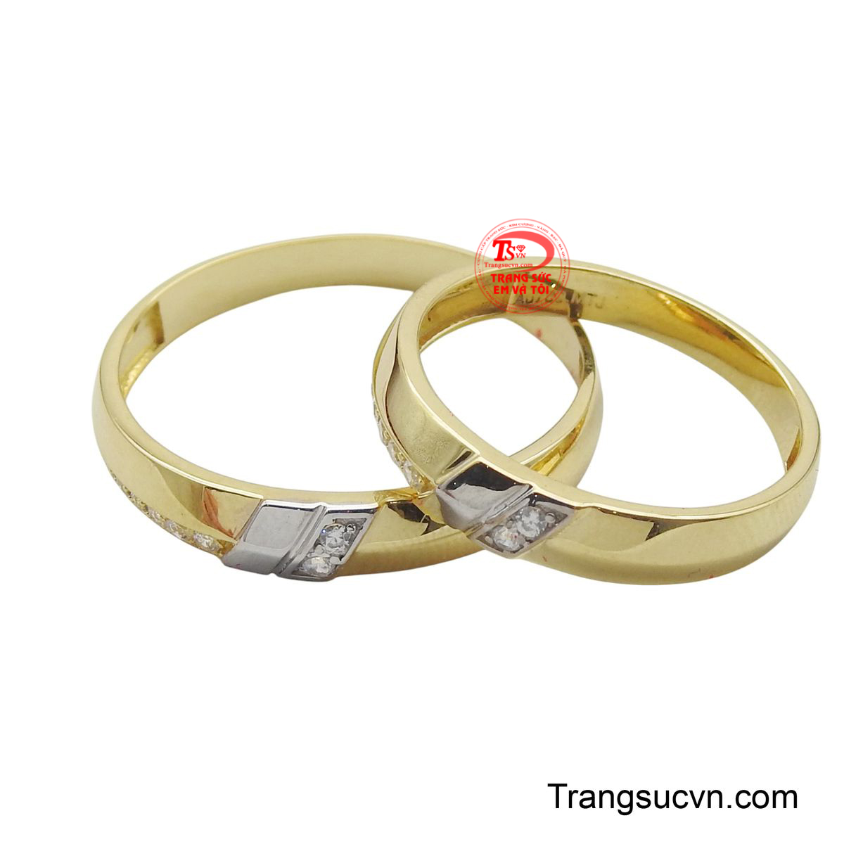 Nhẫn cưới vàng 18k gắn kết được chế tác trên chất liệu vàng 18k có độ bền đẹp và sáng bóng theo thời gian.