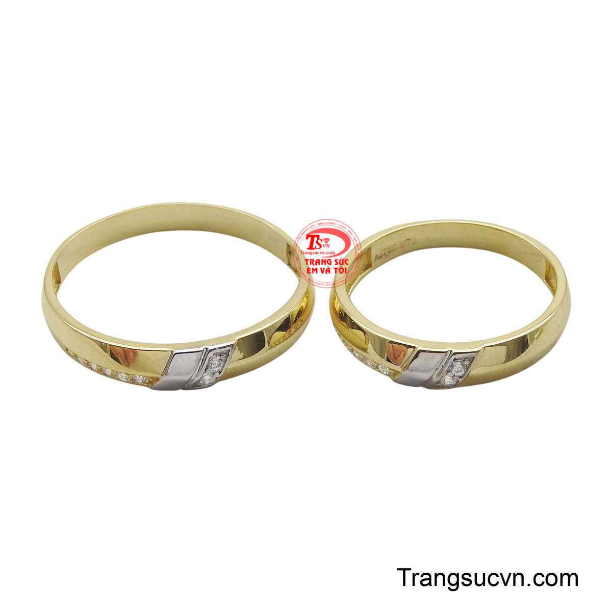 Cặp nhẫn là biểu tượng thiêng liêng của tình yêu, sự gắn kết và cam kết bền vững trong hôn nhân.