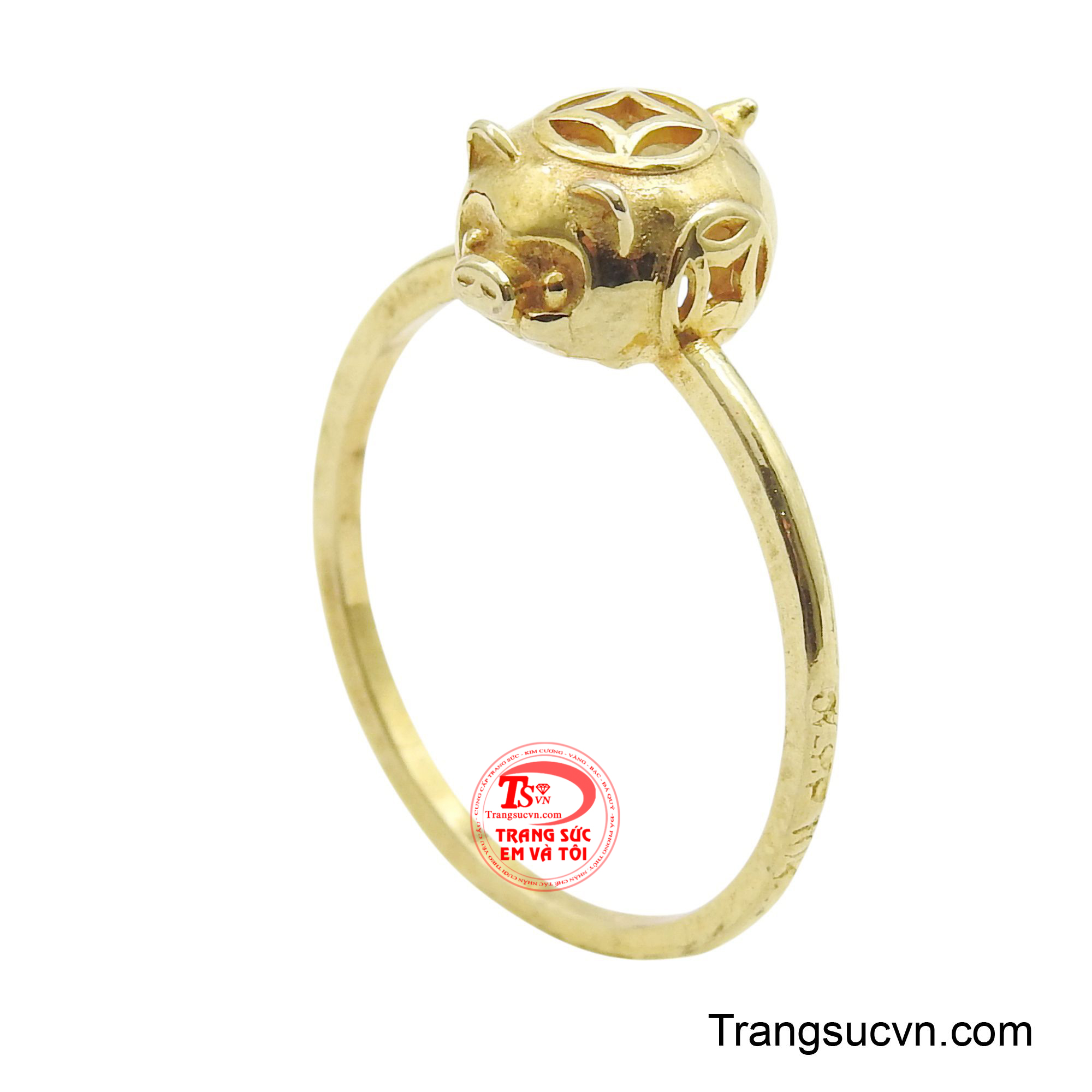 Chiếc nhẫn được chế tác từ vàng 10k có phần đai mảnh dẻ, duyên dáng, làm nổi bật chi tiết đầu heo được tạo hình tròn trịa ở trung tâm.