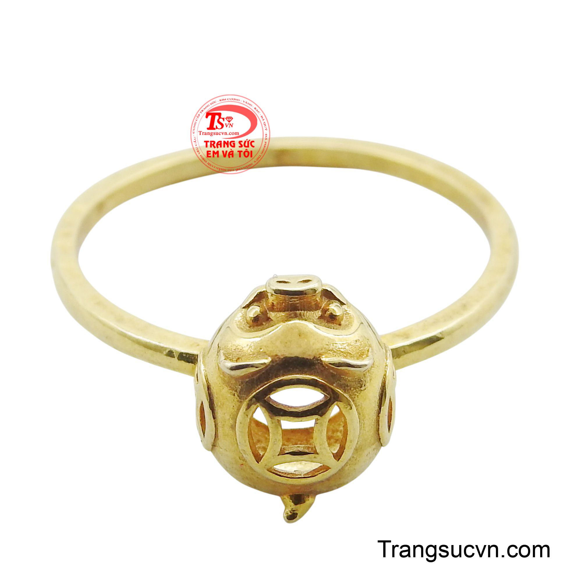 Mặt trên của chú heo được chạm khắc rỗng họa tiết hình đồng tiền, tạo nên sự kết hợp hài hòa giữa yếu tố nghệ thuật và ý nghĩa phú quý, sung túc truyền thống.