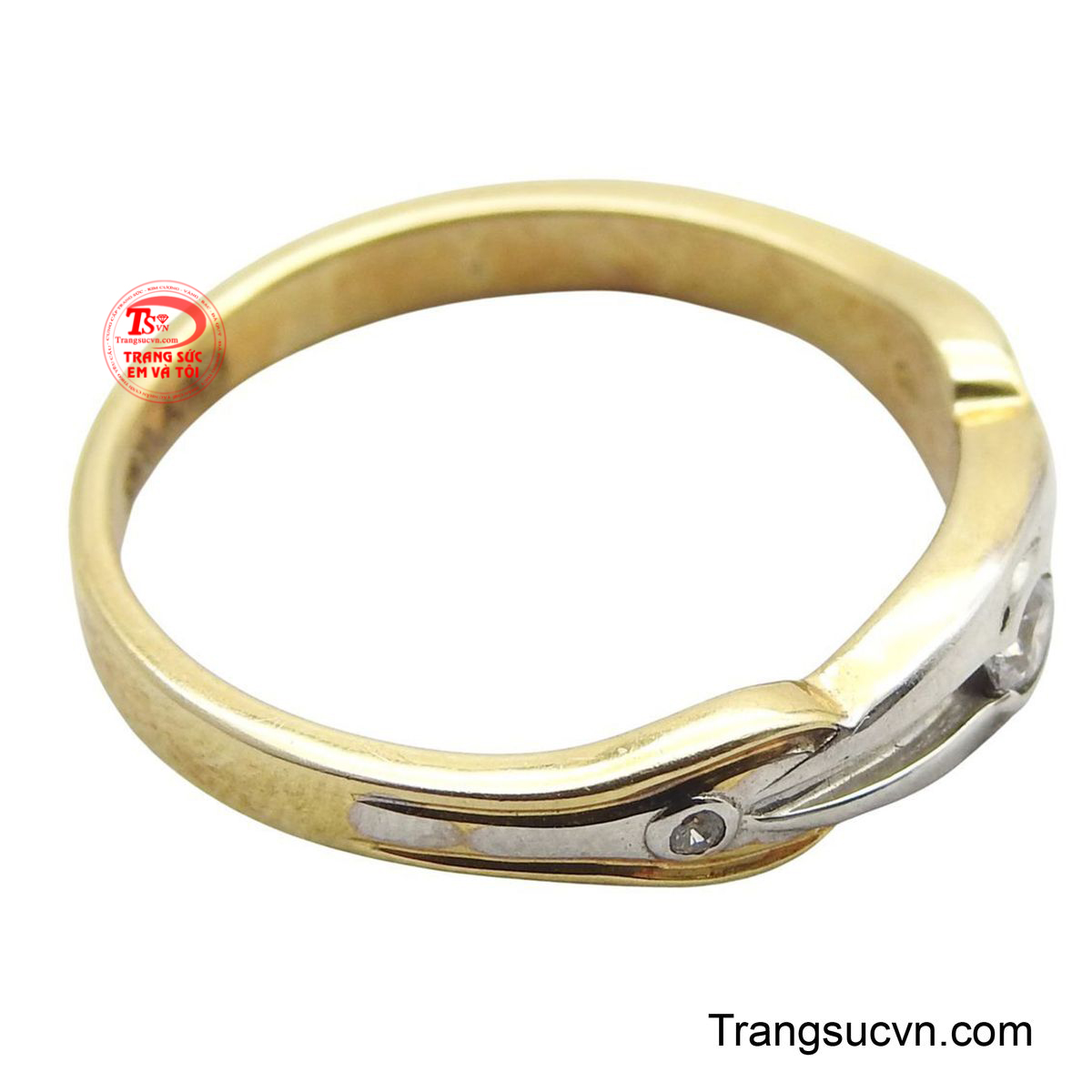 Điểm nhấn chính là hai viên đá nhỏ lấp lánh được đính trên hai dải kim loại đối lập, tượng trưng cho sự hòa quyện giữa hai cá tính.