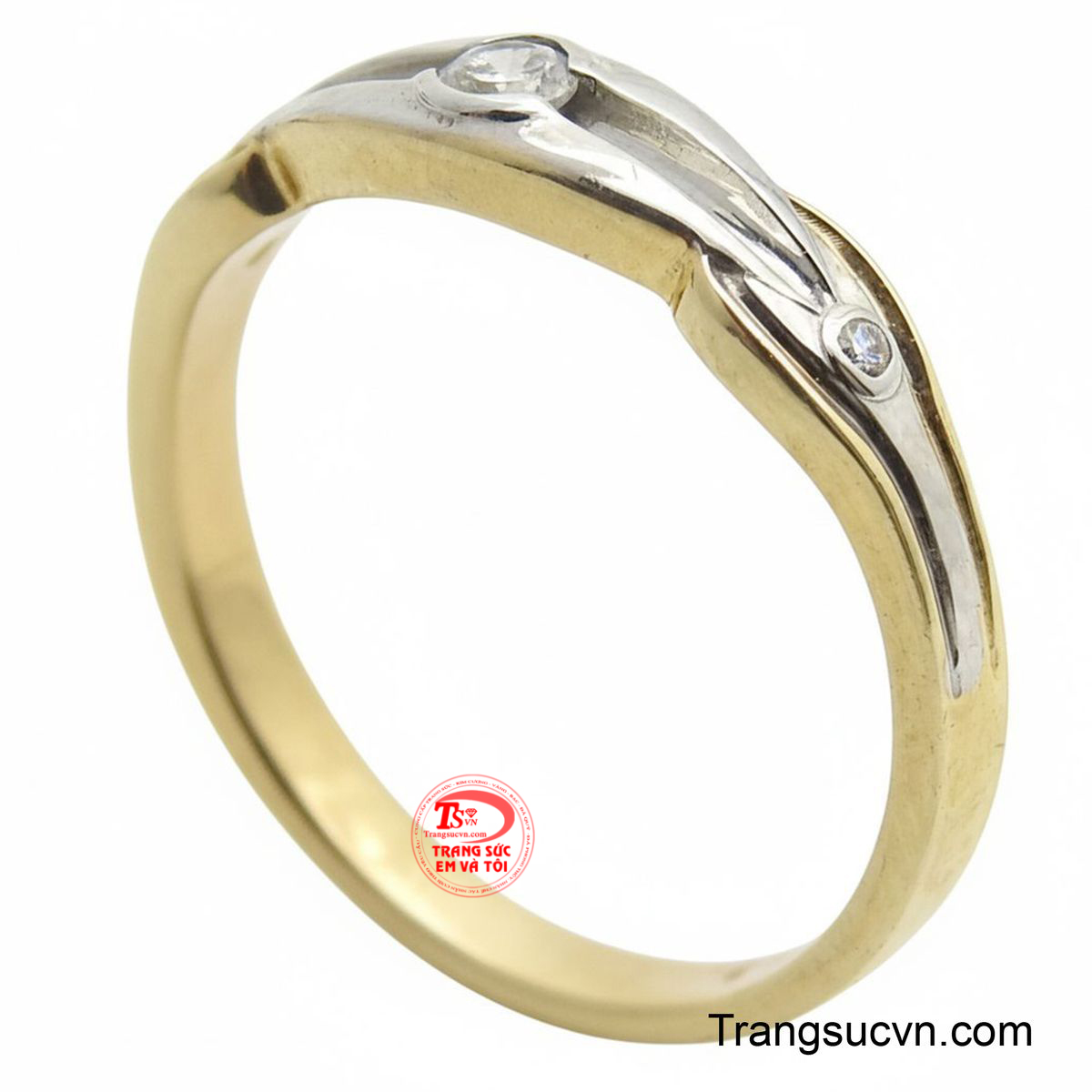 Chiếc nhẫn với kiểu dáng đai xoắn nhẹ nhàng ôm trọn ngón tay.