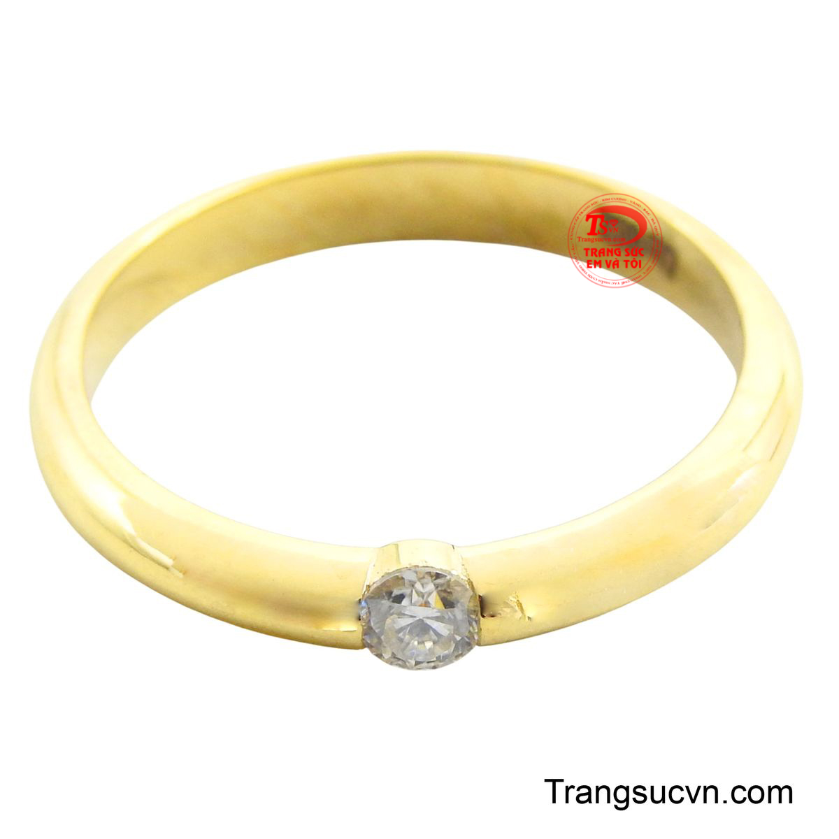 Vẻ đẹp của chiếc nhẫn nằm ở sự thanh lịch và vĩnh cửu của thiết kế, hoàn hảo cho những người phụ nữ yêu thích sự nhẹ nhàng và sang trọng không phô trương.
