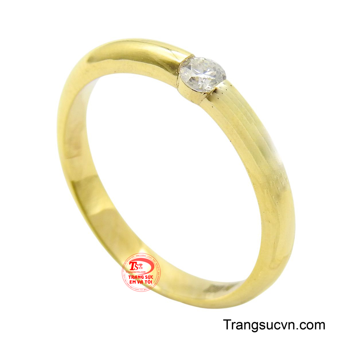 Điểm nhấn duy nhất là viên đá nhỏ trắng lấp lánh được đính chìm tinh tế ở trung tâm, tạo nên sự bất ngờ và thu hút ánh nhìn một cách kín đáo.