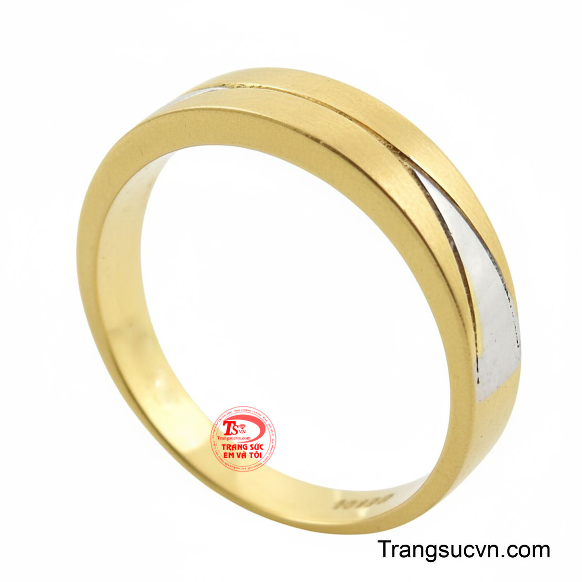 Được chế tác từ vàng 18k và đai nhẫn có độ dày vừa phải, tạo cảm giác chắc chắn và bền bỉ.