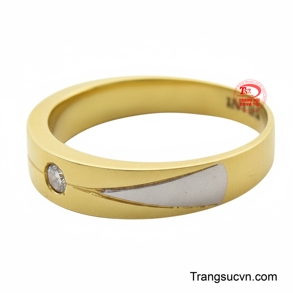 Sự pha trộn giữa hai tông màu kim loại và viên đá lấp lánh tạo nên món trang sức duyên dáng, thể hiện vẻ đẹp thanh lịch và gu thẩm mỹ tinh tế của người phụ nữ.