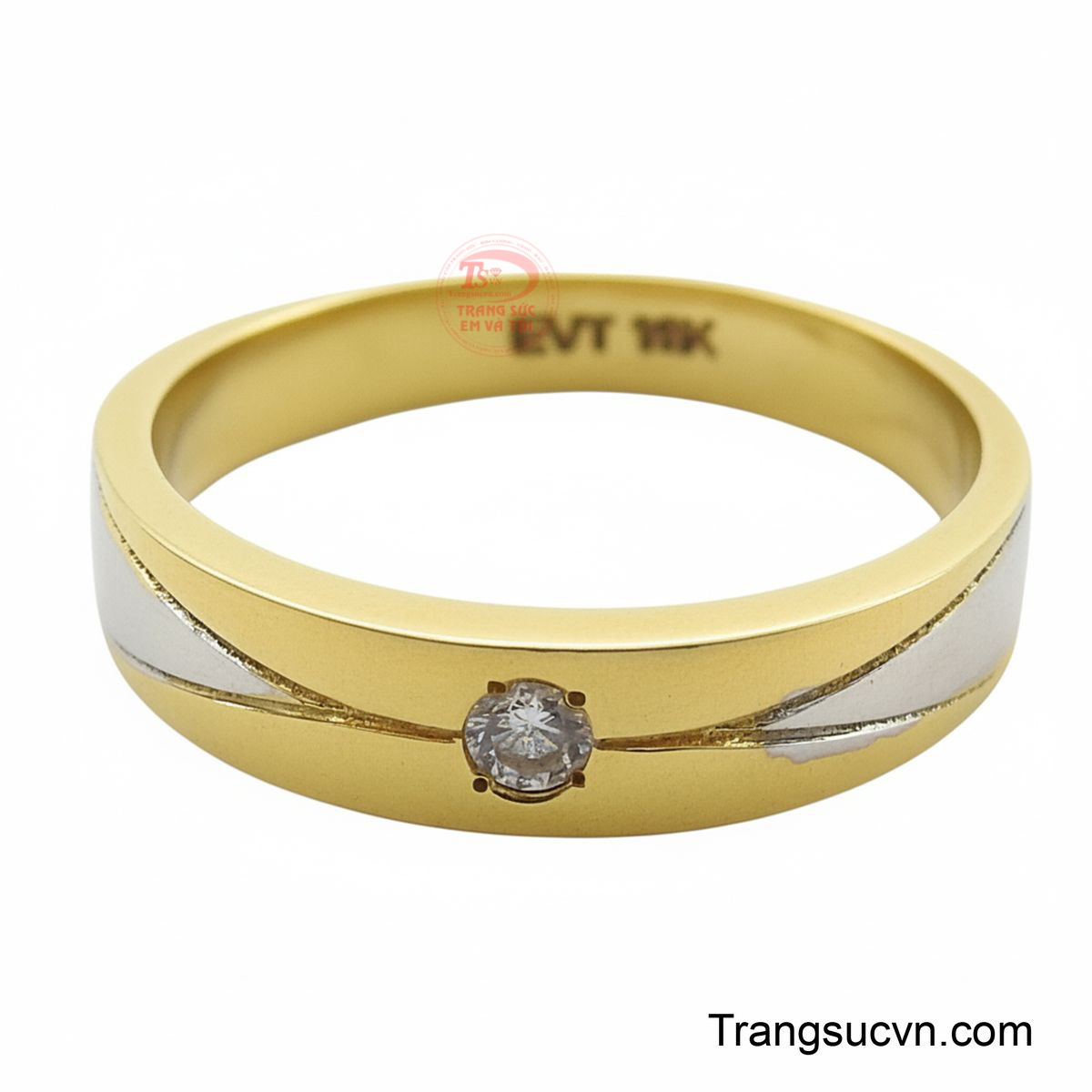 Điểm nhấn tinh tế là dải vàng trắng chạy chéo qua thân nhẫn, kết hợp với viên đá nhỏ được đính chìm, mang lại sự tương phản thu hút.