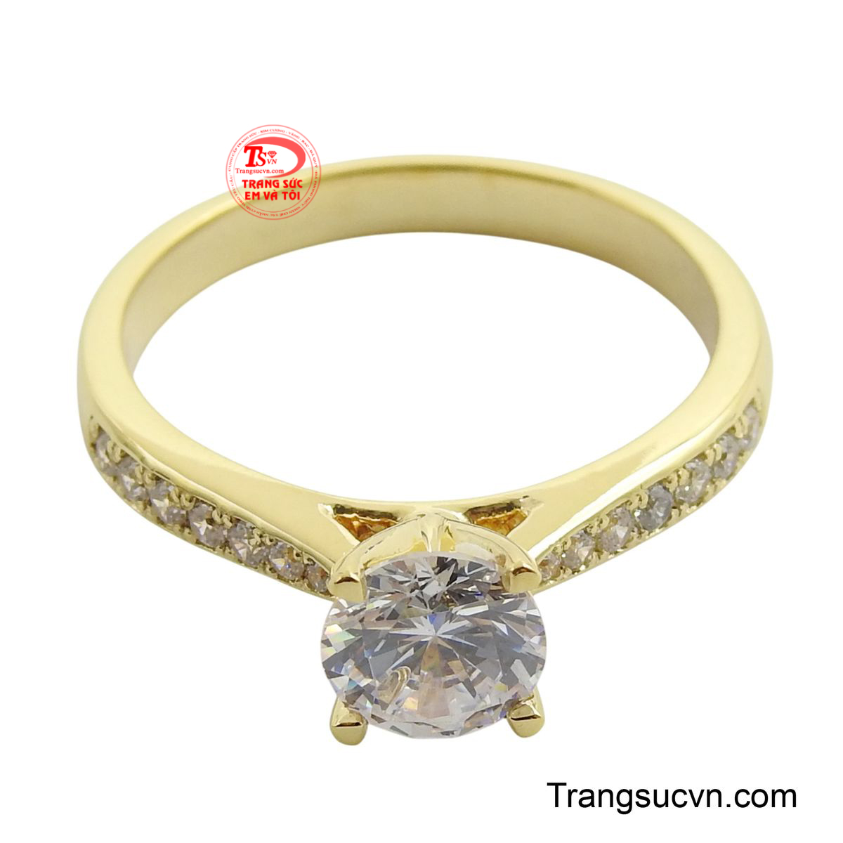 Chiếc nhẫn nổi bật với viên đá chủ trắng tinh khiết được nâng đỡ bằng bốn chấu cao.