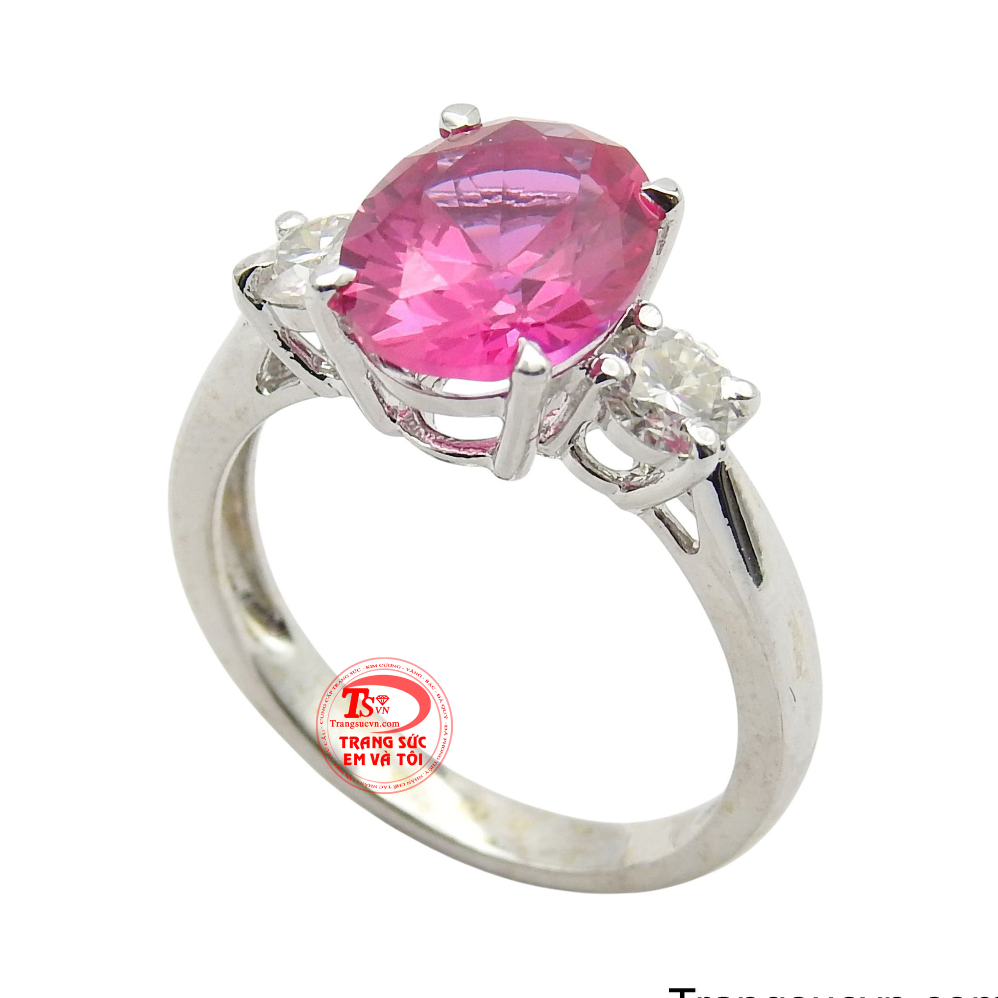 Nhẫn được chế tác từ vàng trắng 18k với phần đai nhẫn mảnh dẻ, duyên dáng.