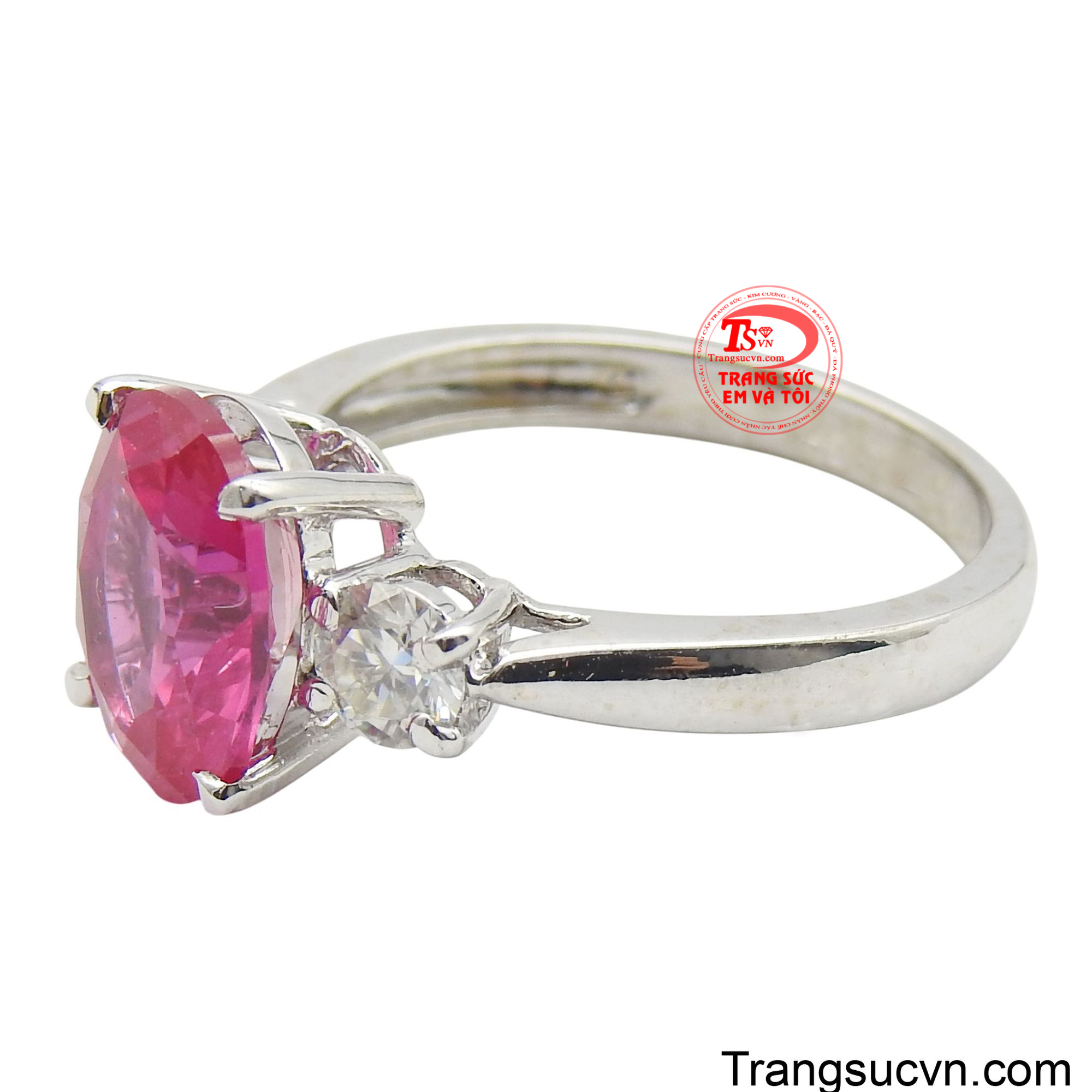 Hai bên viên đá chủ là hai viên đá Moissanite nhỏ màu trắng sáng làm tăng thêm độ bắt sáng và tinh tế cho tổng thể.