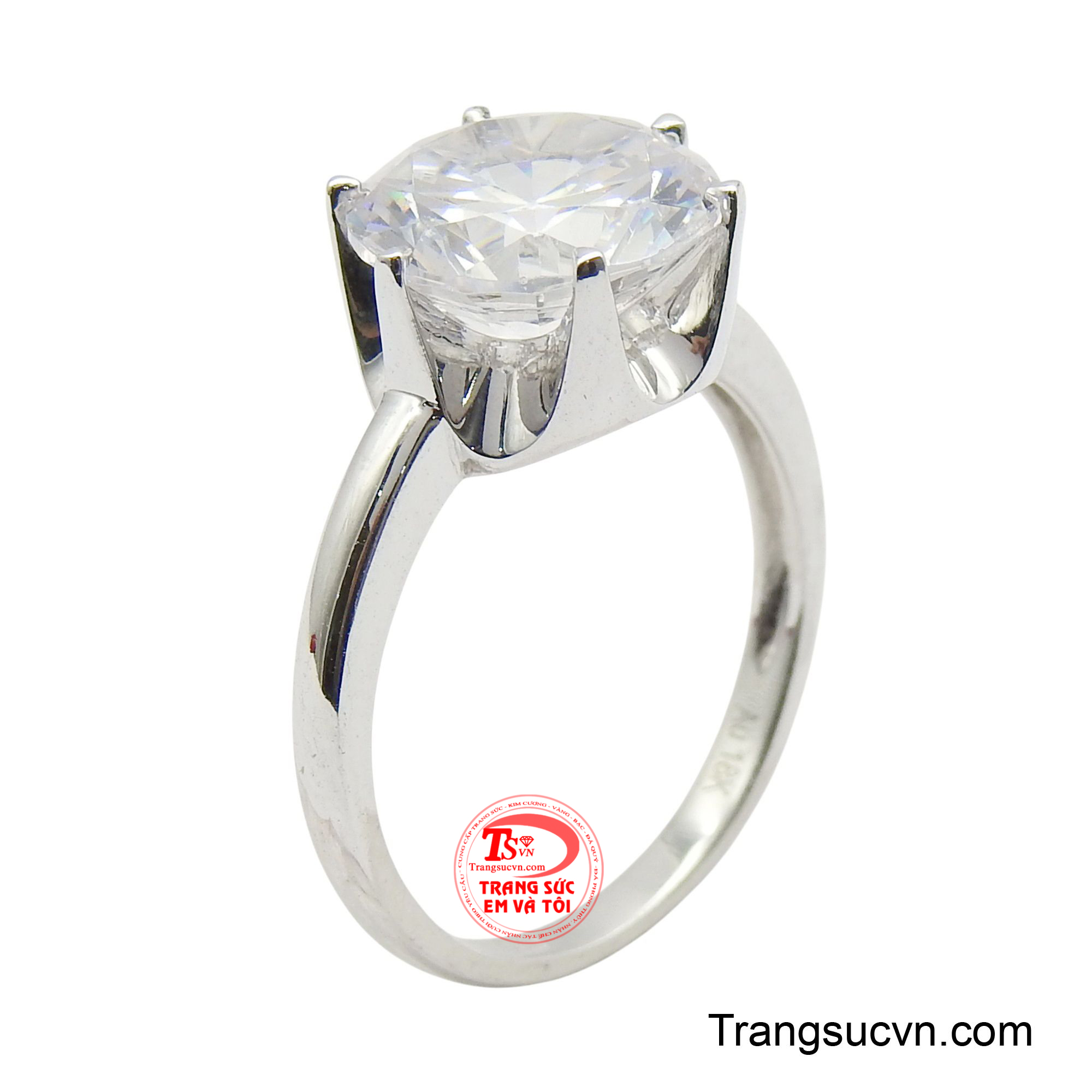 Nhẫn nữ vàng trắng gắn đá là chiếc nhẫn được thiết kế với vẻ đep quyến rũ dành riêng cho những quý cô yêu thích vẻ đẹp kiêu sa.