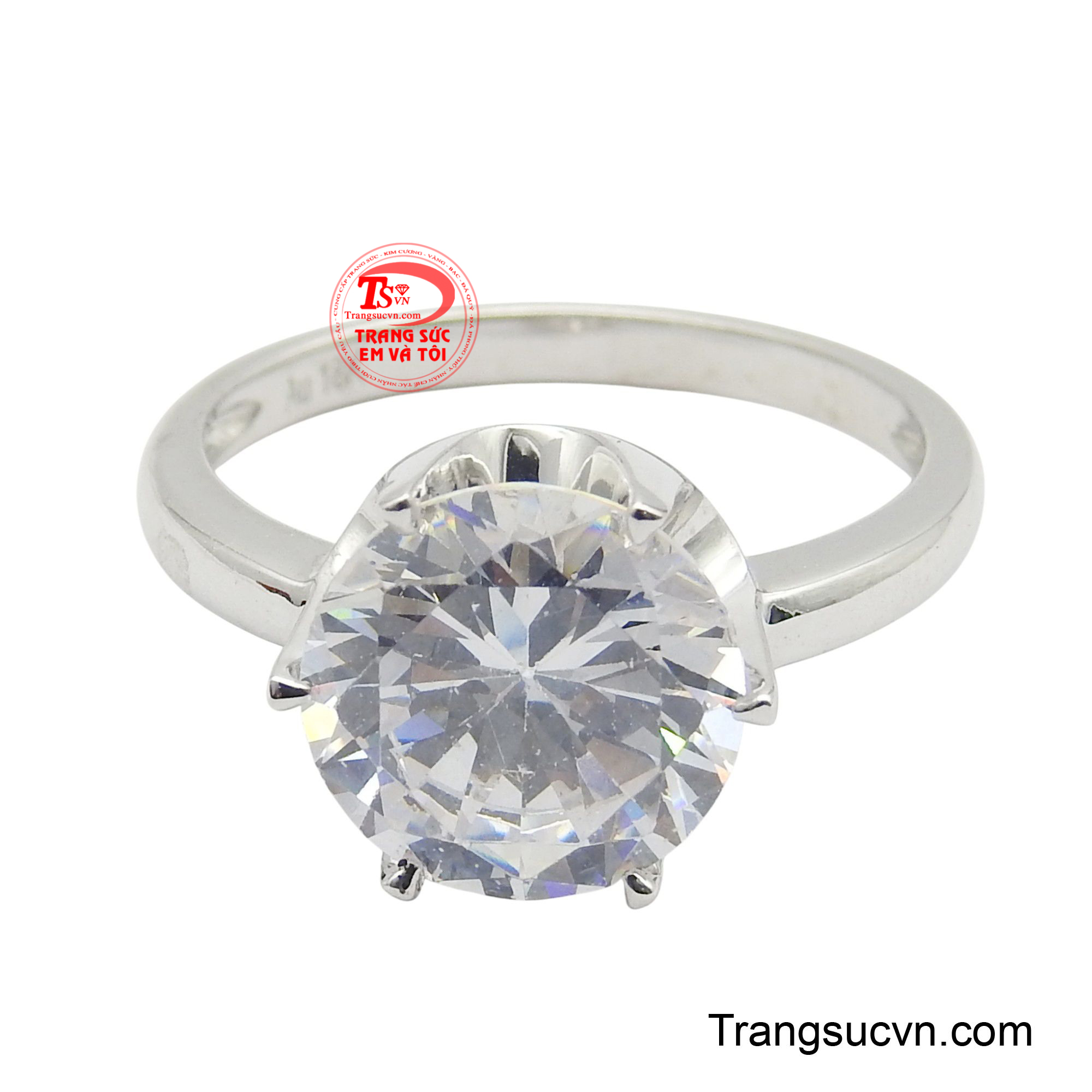 Tâm điểm là viên đá chủ hình tròn với sắc trắng tinh khôi bắt trọn mọi ánh sáng để tỏa ra vẻ rực rỡ không ngừng.