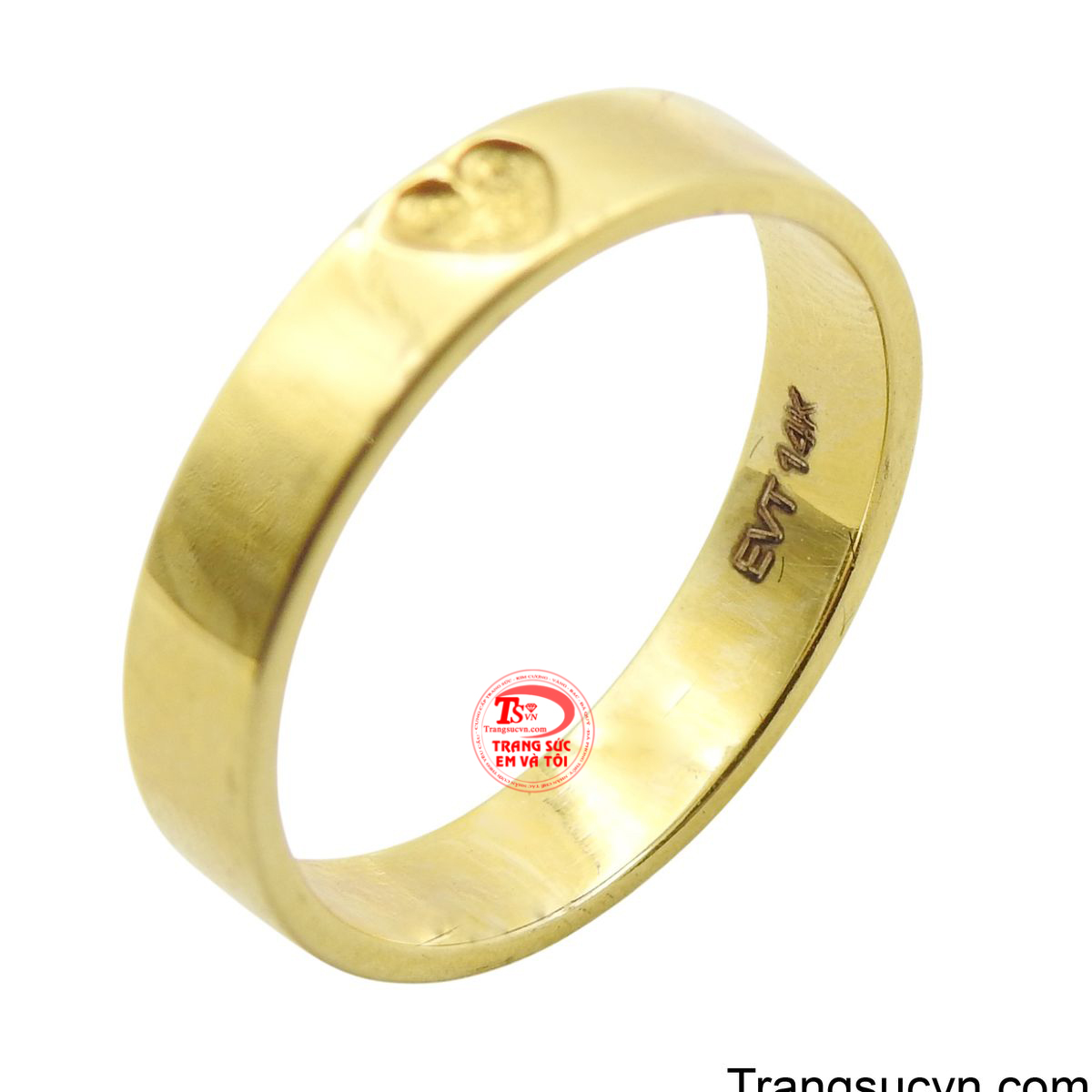 Nhẫn nữ vàng trơn trái tim với kiểu dáng trơn, bản rộng vừa phải, toát lên sự thanh lịch và ấm áp.
