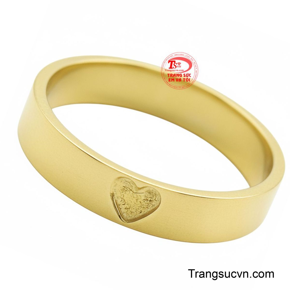 Điểm nhấn tinh tế nằm ở họa tiết trái tim được khắc chìm hoặc dập nổi nhẹ nhàng ở mặt trên, tượng trưng cho lời hứa trọn vẹn và tình yêu âm thầm.