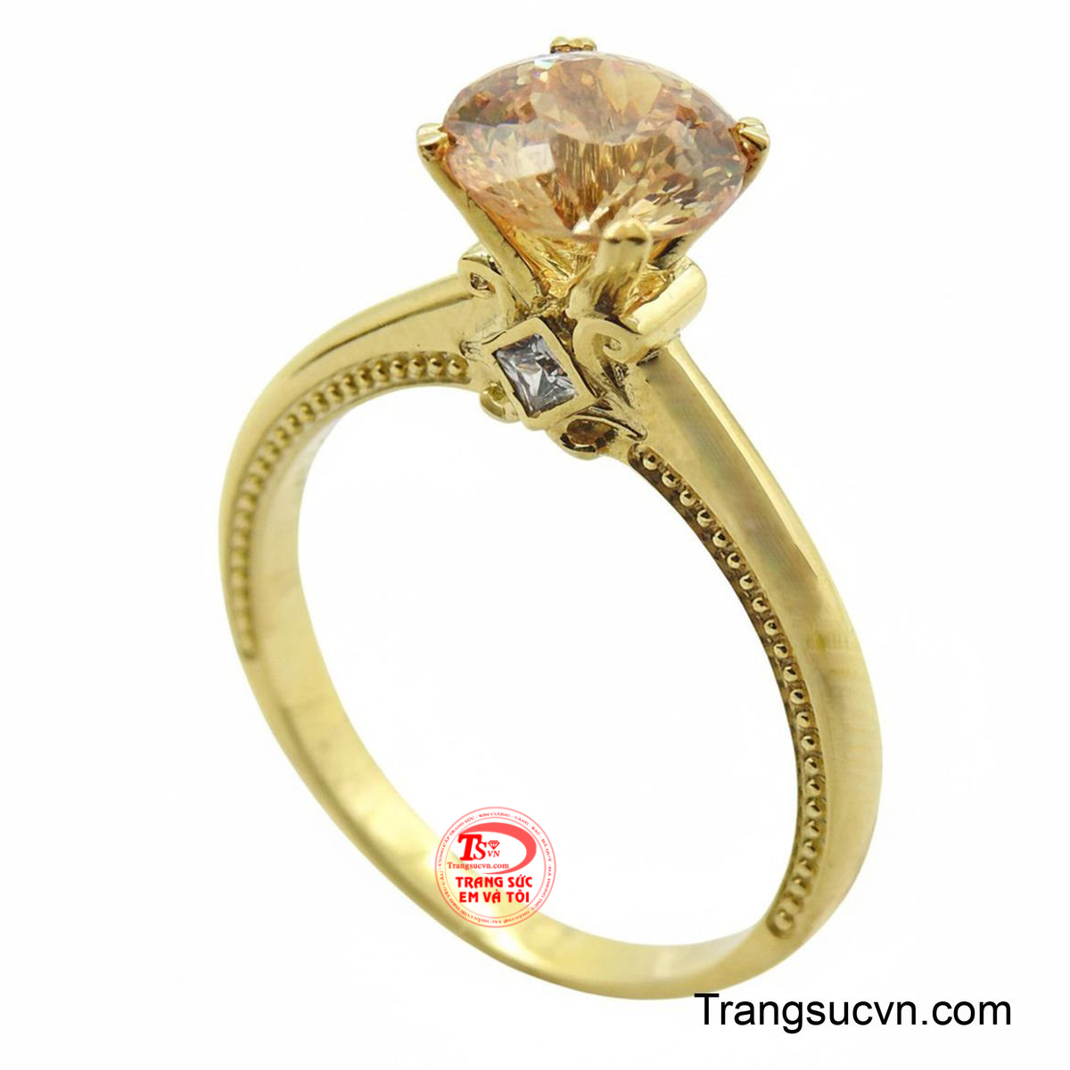 Nhẫn quý cô vàng 14K xinh xắn được chế tác từ vàng vàng 14k nổi bật với viên đá chủ màu vàng nâu rực rỡ, được cắt tròn hoàn hảo và nâng đỡ bằng bốn chấu cao.