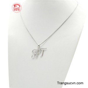Sợi dây vuông được chế tác từ vàng trắng tạo nên sự thanh lịch và bền bỉ.