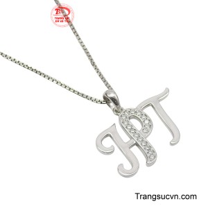 Chiếc dây chuyền được thiết kế gọn gàng giúp ôm trọn vòng cổ mang lại cảm giác thoải mái cho người đeo.