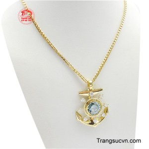 Với chiếc dây xích kiểu hộp được chế tác từ vàng vàng lấp lánh, mang lại sự chắc chắn và sang trọng khác biệt.