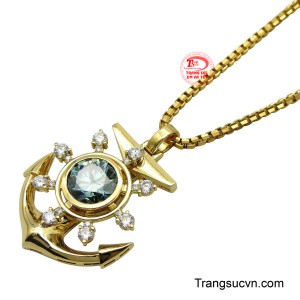 Sự kết hợp giữa tông vàng ấm và sắc xanh mát tạo nên một món trang sức cá tính và thu hút, hoàn hảo để tôn vinh tinh thần chinh phục và thịnh vượng.