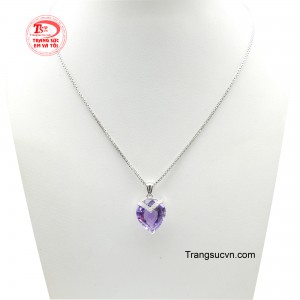 Bộ dây chuyền thạch anh tím vàng 18k là sự kết hợp tuyệt vời giữa vẻ đẹp lãng mạn và sự quyến rũ của đá quý.