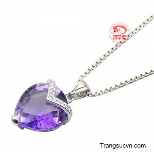 Mặt dây kết hợp hoàn hảo với sợi dây chuyền mảnh, mang lại vẻ đẹp sang trọng và cá tính, là điểm nhấn đầy mê hoặc cho người phụ nữ.