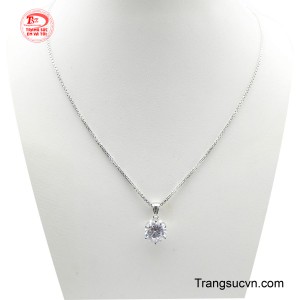 Bộ dây chuyền vàng trắng 18k gắn đá mang một biểu tượng của sự thanh lịch và tỏa sáng tinh tế. 