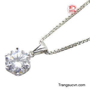 Thiết kế này tập trung hoàn toàn vào sự lấp lánh tối đa của viên đá, thể hiện vẻ đẹp thuần khiết và sang trọng vượt thời gian.