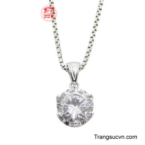 Đây là món trang sức không thể thiếu, dễ dàng làm bừng sáng khuôn mặt và nâng tầm phong thái của người phụ nữ.