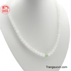 Chuỗi hạt chủ yếu là Ngọc Jadeite màu trắng, tượng trưng cho sự trong sáng và cao quý.