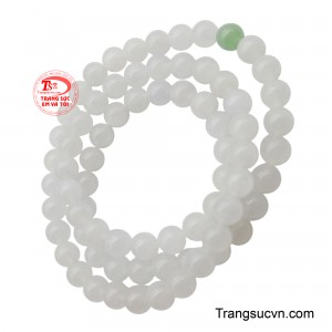 Thiết kế này không chỉ mang lại cảm giác thư thái và bình yên cho người đeo mà còn là một món trang sức tinh tế, dễ dàng kết hợp với mọi trang phục, tôn lên vẻ đẹp nhã nhặn của phụ nữ Châu Á.